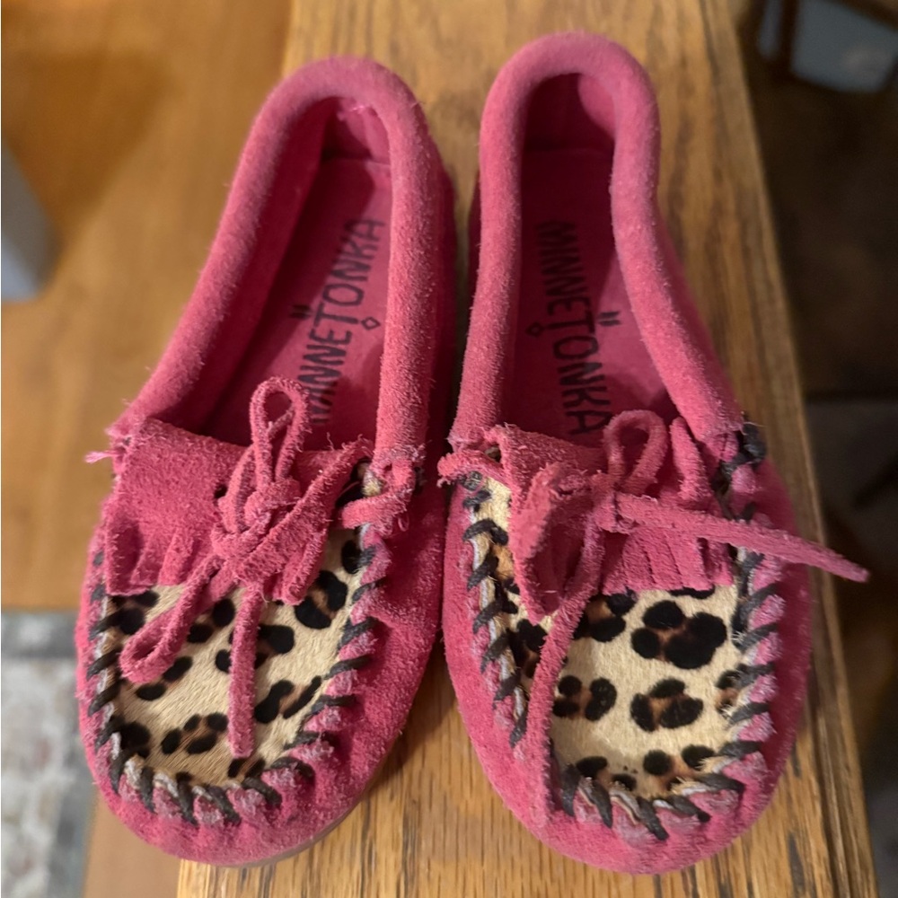 Minnetonka Moccasins Girl’s Pink with Cheetah Print Leather Moccasin Size 8